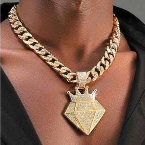 Rhinestone Decor Diamond Shaped Pendant Necklace